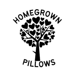 Puede incluir: Logotipo en blanco y negro que presenta un &aacute;rbol con hojas en forma de coraz&oacute;n. Las palabras "HOMEGROWN" est&aacute;n arqueadas sobre el &aacute;rbol, y "PILLOWS" est&aacute; escrito debajo. El dise&ntilde;o es simple y limpio, adecuado para la marca.