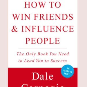 Puede incluir: Una portada de libro roja con el título "Cómo ganar amigos e influir en las personas" en texto blanco. El subtítulo es "El único libro que necesitas para llevarte al éxito" en texto blanco más pequeño. El nombre del autor, "Dale Carnegie", está en texto blanco en la parte inferior de la portada. Un círculo azul con texto blanco dice "¡30 años en impresión!"