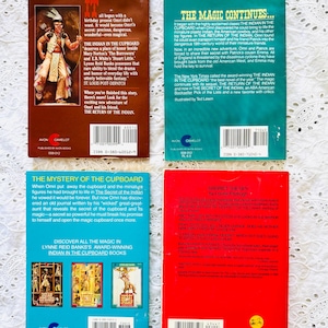 Puede incluir: Cuatro libros de bolsillo dispuestos en una cuadr&iacute;cula. Arriba a la izquierda, un libro marr&oacute;n con una ilustraci&oacute;n. Arriba a la derecha, un libro verde azulado con el texto THE MAGIC CONTINUES. Abajo a la izquierda, un libro azul con tres portadas. Abajo a la derecha, un libro rojo.