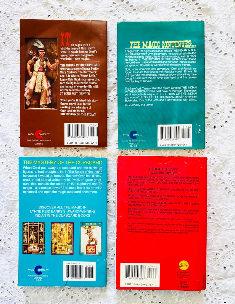 Puede incluir: Cuatro libros de bolsillo dispuestos en una cuadr&iacute;cula. Arriba a la izquierda, un libro marr&oacute;n con una ilustraci&oacute;n. Arriba a la derecha, un libro verde azulado con el texto THE MAGIC CONTINUES. Abajo a la izquierda, un libro azul con tres portadas. Abajo a la derecha, un libro rojo.