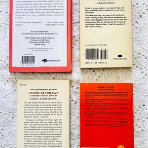 Puede incluir: Cuatro libros de bolsillo dispuestos en una cuadr&iacute;cula. Arriba a la izquierda, un libro Puffin de cubierta roja sobre Ida Early. Arriba a la derecha, un libro beige titulado Heidi. Abajo a la izquierda, un libro beige titulado Caddie Woodlawn. Abajo a la derecha, un libro rojo titulado Harriet the Spy.