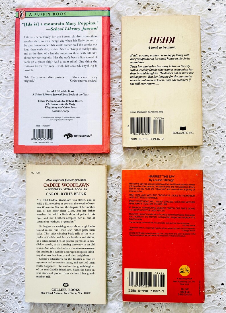 Puede incluir: Cuatro libros de bolsillo dispuestos en una cuadr&iacute;cula. Arriba a la izquierda, un libro Puffin de cubierta roja sobre Ida Early. Arriba a la derecha, un libro beige titulado Heidi. Abajo a la izquierda, un libro beige titulado Caddie Woodlawn. Abajo a la derecha, un libro rojo titulado Harriet the Spy.