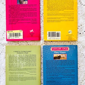 Puede incluir: Cuatro libros de bolsillo de Madeleine L'Engle dispuestos en una cuadr&iacute;cula. Arriba a la izquierda, un libro rosa titulado A Wrinkle in Time. Arriba a la derecha, un libro amarillo titulado A Wind in the Door. Abajo a la izquierda, un libro verde titulado A Swiftly Tilting Planet. Abajo a la derecha, un libro azul titulado Many Waters.