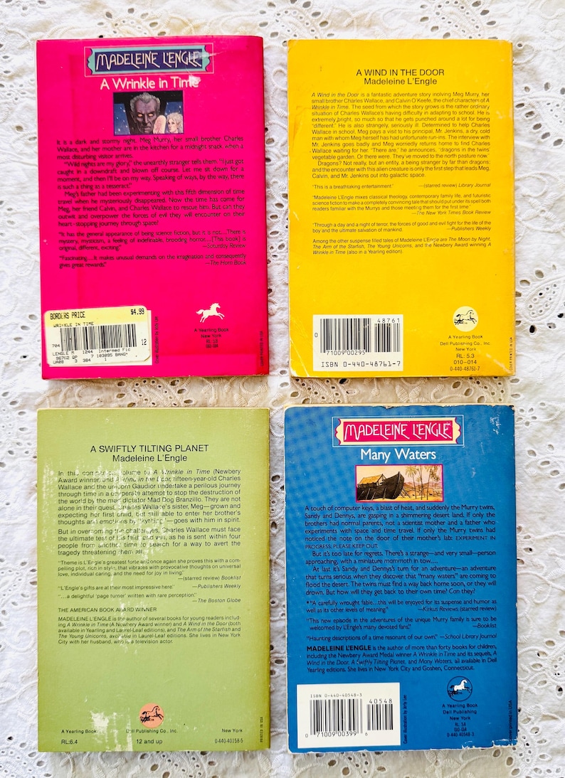 Puede incluir: Cuatro libros de bolsillo de Madeleine L'Engle dispuestos en una cuadr&iacute;cula. Arriba a la izquierda, un libro rosa titulado A Wrinkle in Time. Arriba a la derecha, un libro amarillo titulado A Wind in the Door. Abajo a la izquierda, un libro verde titulado A Swiftly Tilting Planet. Abajo a la derecha, un libro azul titulado Many Waters.