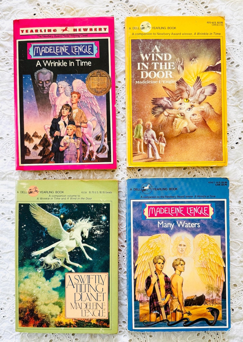 Puede incluir: Cuatro libros de bolsillo de Madeleine L'Engle: A Wrinkle in Time con borde rosa, A Wind in the Door con portada amarilla, A Swiftly Tilting Planet con portada verde y Many Waters con borde azul, todos con ilustraciones de fantas&iacute;a.