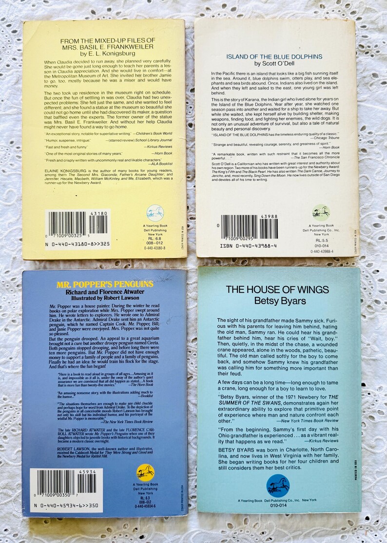 Puede incluir: Cuatro libros de bolsillo dispuestos en una cuadr&iacute;cula, cada uno con una contraportada de color claro con res&uacute;menes impresos, biograf&iacute;as de autores y c&oacute;digos de barras. Los t&iacute;tulos incluyen From the Mixed-Up Files of Mrs. Basil E. Frankweiler, Island of the Blue Dolphins, Mr. Popper's Penguins y The House of Wings.