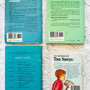 Puede incluir: Cuatro libros de bolsillo dispuestos en una cuadr&iacute;cula. Dos libros tienen portadas de color verde azulado y verde claro con texto sobre The Black Stallion. Un libro verde azulado enumera la Junior Great Books Series Three. Un libro ilustra a Tom Sawyer.