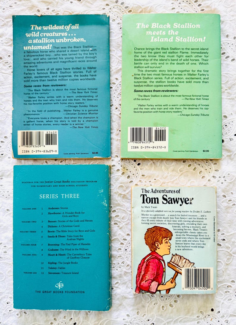 Puede incluir: Cuatro libros de bolsillo dispuestos en una cuadr&iacute;cula. Dos libros tienen portadas de color verde azulado y verde claro con texto sobre The Black Stallion. Un libro verde azulado enumera la Junior Great Books Series Three. Un libro ilustra a Tom Sawyer.