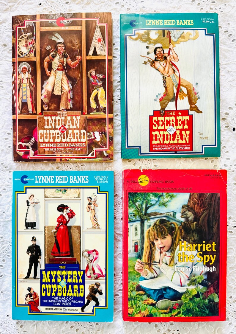 Puede incluir: Cuatro libros de bolsillo con portadas ilustradas. Arriba a la izquierda: The Indian in the Cupboard. Arriba a la derecha: The Secret of the Indian. Abajo a la izquierda: The Mystery of the Cupboard. Abajo a la derecha: Harriet the Spy.