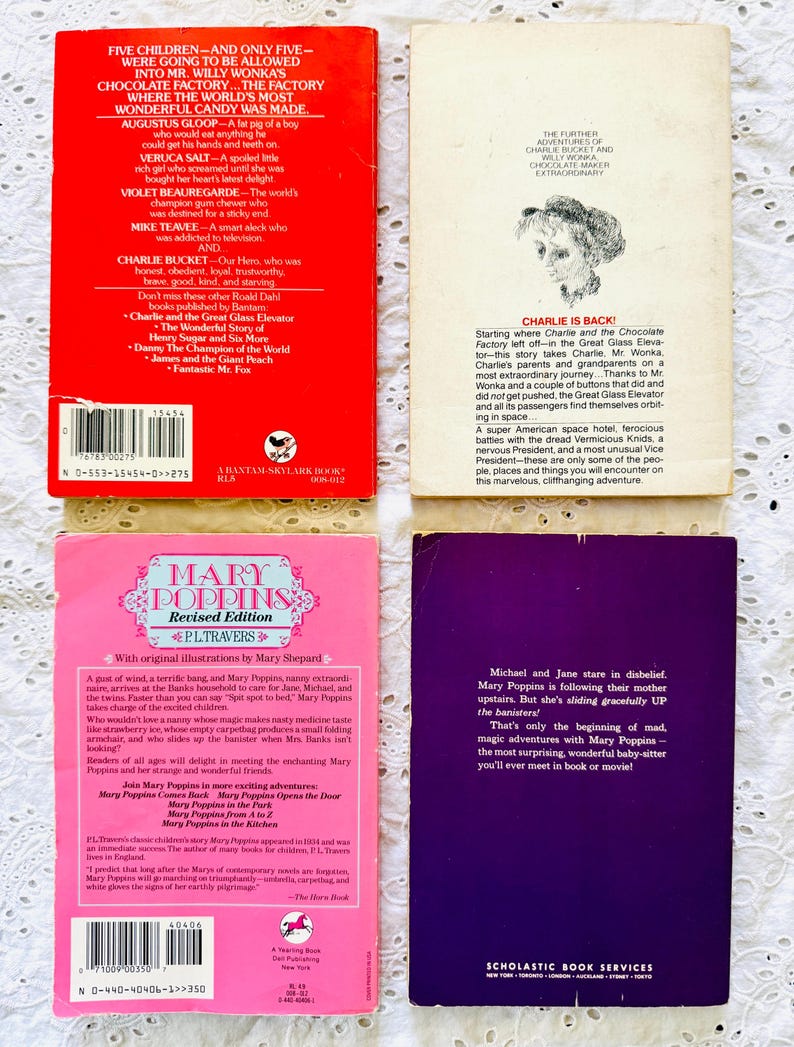 Puede incluir: Cuatro libros de bolsillo dispuestos en una cuadr&iacute;cula. El superior izquierdo es rojo con texto blanco, el superior derecho es crema con una ilustraci&oacute;n negra, el inferior izquierdo es rosa con bordes decorativos y el inferior derecho es morado con texto blanco.