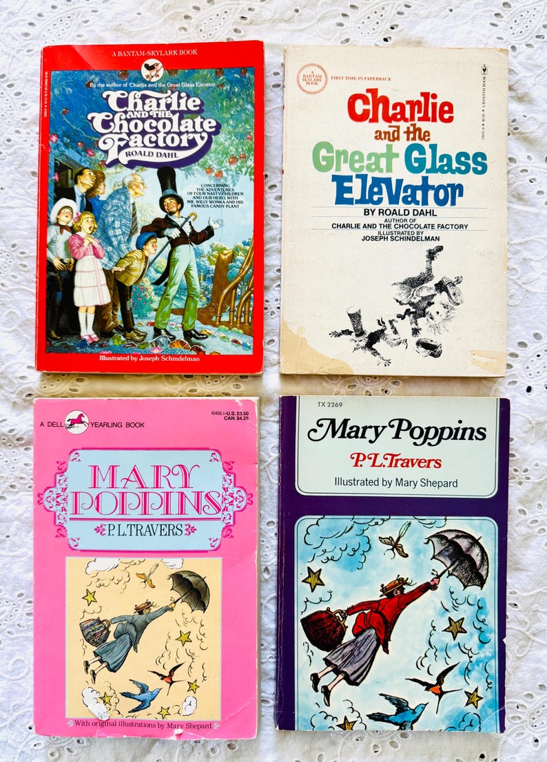 Puede incluir: Cuatro libros de bolsillo antiguos que incluyen Charlie y la f&aacute;brica de chocolate, Charlie y el gran ascensor de cristal y dos ediciones de Mary Poppins. Las portadas presentan ilustraciones coloridas de Joseph Schindelman y Mary Shepard.