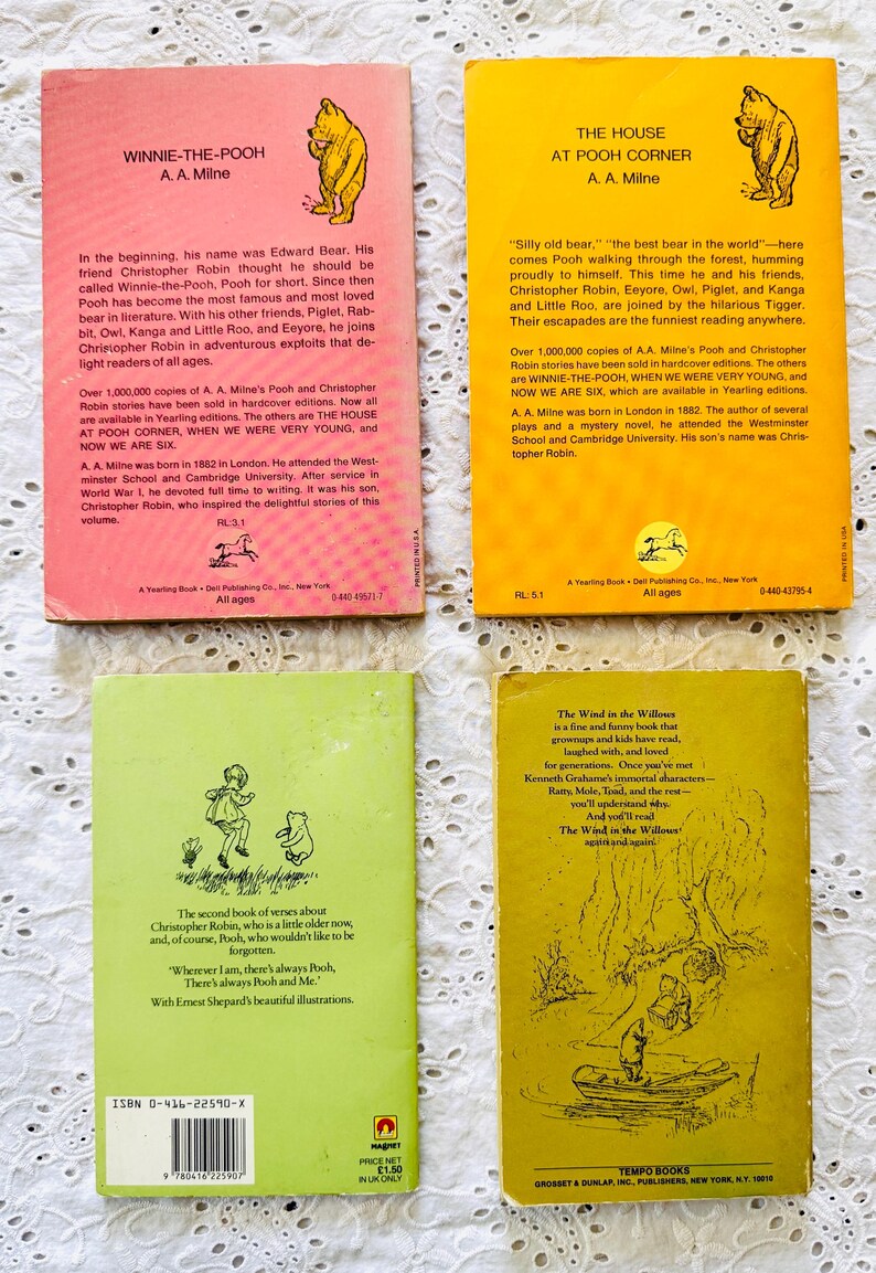 Puede incluir: Cuatro libros de bolsillo antiguos con portadas coloridas. Arriba a la izquierda rosa, arriba a la derecha amarillo, abajo a la izquierda verde claro y abajo a la derecha amarillo mostaza. Cada portada tiene texto negro e ilustraciones de personajes.