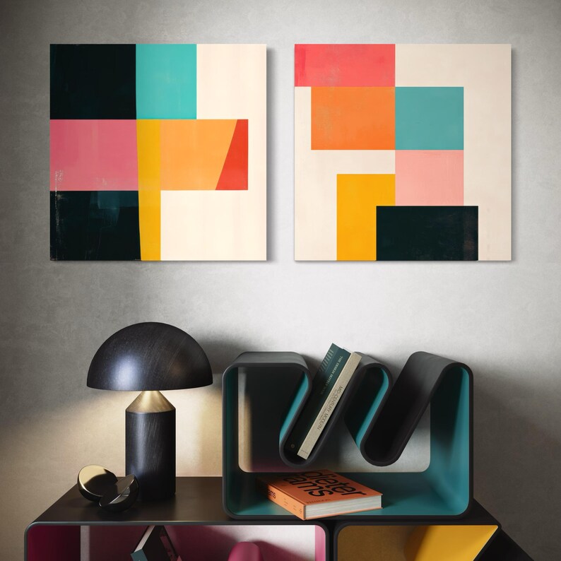 Puede incluir: Dos pinturas geom&eacute;tricas abstractas con cuadrados y rect&aacute;ngulos coloridos en tonos de rosa, amarillo, naranja, turquesa y negro. Las pinturas est&aacute;n colgadas en una pared gris sobre una l&aacute;mpara negra y una estanter&iacute;a turquesa y negra con libros.