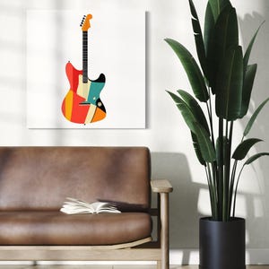 Może przedstawiać: Kolorowy, abstrakcyjny nadruk z gitarą na białym pł&oacute;tnie. Gitara ma czerwone, pomarańczowe, ż&oacute;łte, niebieskie i czarne geometryczne kształty. Grafika jest wyświetlana nad brązową sk&oacute;rzaną sofą z otwartą książką, obok rośliny doniczkowej.