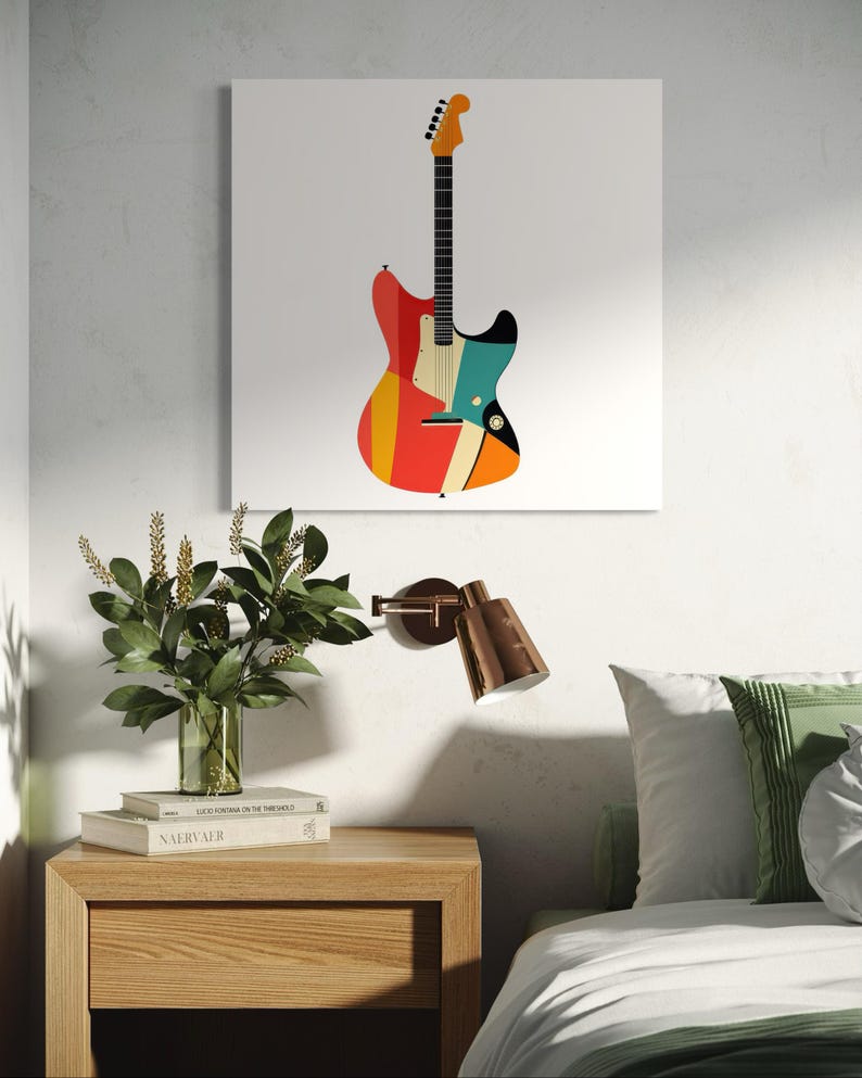 Może przedstawiać: Kolorowy nadruk artystyczny gitary w stylu retro. Gitara ma czerwone, pomarańczowe, ż&oacute;łte, turkusowe i czarne akcenty. Grafika jest wyświetlana na białym pł&oacute;tnie, dodając wibracji każdemu pomieszczeniu.