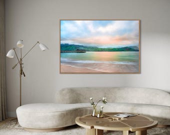 Puede incluir: Una pintura de paisaje colorida de una playa con un muelle y montañas en el fondo. El cielo es una mezcla de azul, rosa y naranja, y el agua es de color turquesa.