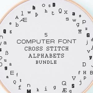 以下が含まれることがあります： 黒いクロスステッチの文字と数字が施された白い布が入った丸い刺繍枠。テキストには「5 COMPUTER FONT CROSS STITCH ALPHABETS BUNDLE」と書かれています。枠は木製で、金属製の留め金が付いています。
