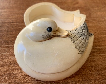 Adorable vintage duck shaped trinket box: Faux Ivory Scrimshaw Duck Pill Box Metropolitan Museum of Art MMA in excellent condition