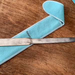 Abrecartas de plata de ley de 9 pulg. de Tiffany & Co. en buen estado de uso, en caja con bolsa
