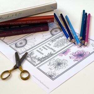 Può includere: Un set di quattro segnalibri stampabili con illustrazioni in bianco e nero di fiori e foglie. I segnalibri includono il testo "Per ogni cosa c'è una stagione."
