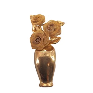 Broche vintage de mediados de siglo con forma de jarrón de rosas de malla en tono dorado, estilo MCM.