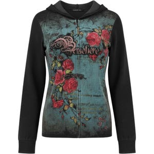 Puede incluir: Una sudadera negra con cremallera y capucha, con un panel frontal en tonos azul verdoso que presenta un estampado gráfico de rosas rojas, filigranas intrincadas y texto en cursiva. La prenda incluye mangas largas, capucha y cierre de cremallera.