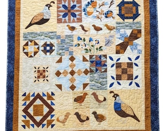 Coperta patchwork fatta a mano con motivo quaglia e bosco, blu e marrone, stile rustico country.