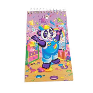 Puede incluir: Un bloc de notas con espiral que presenta una colorida ilustración de un panda con gorra y peto azul, sosteniendo un pincel. El fondo muestra un arcoíris, salpicaduras de pintura y materiales de arte en tonos vibrantes de rosa, amarillo y verde.