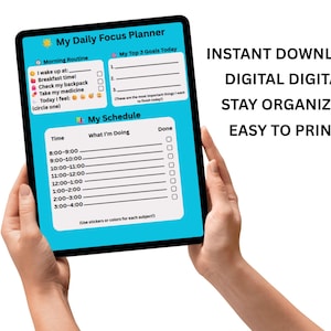 Könnte beinhalten: Ein schwarzes Tablet zeigt einen digitalen Planer mit türkisfarbenem Hintergrund. Er enthält Abschnitte für Tagesroutinen, Ziele und einen Zeitplan. Der Text lautet "My Daily Focus Planner" und "Digital".