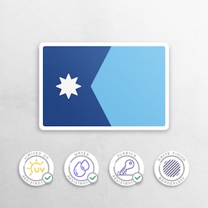 Può includere: Un adesivo rettangolare con un design blu e azzurro, con una stella bianca. L'adesivo ha un bordo bianco ed è accompagnato da quattro icone circolari che indicano la resistenza ai raggi UV, all'acqua e ai graffi e una finitura opaca.