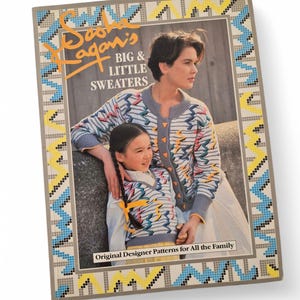 Könnte beinhalten: Ein Buch mit dem Titel "Sasha Kagan's Big & Little Sweaters" mit einem geometrischen Rand in Blau, Gelb und Weiß. Das Cover zeigt ein Foto von zwei Frauen, die gestreifte Pullover tragen. Der Text "Original Designer Patterns for All the Family" ist unter dem Foto gedruckt.