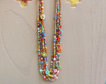 Flores silvestres, coloridas, adorables, collares florales retro