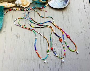 Collar tropical de cuentas coloridas con perlas de agua dulce y detalles florales.