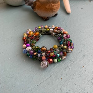 Tiefgrünes 4-fach gewickeltes Armband oder lange Kette mit Edelsteinen und Kristallen