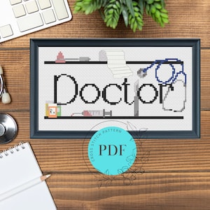 Pode incluir: Um padrão de ponto cruz preto e branco de um consultório médico com a palavra "Doctor" no centro. O padrão inclui um estetoscopio, uma seringa, um frasco de pílulas e outros suprimentos médicos. O padrão é emoldurado em uma moldura preta e tem um rótulo PDF azul e branco.