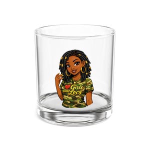 Può includere: Un bicchiere di vetro trasparente con un'illustrazione a cartoni animati di una donna con i dreadlock. Indossa una maglietta mimetica con la scritta "Girls with Locs" e orecchini a cerchio dorati. Il design include un cuore rosso.