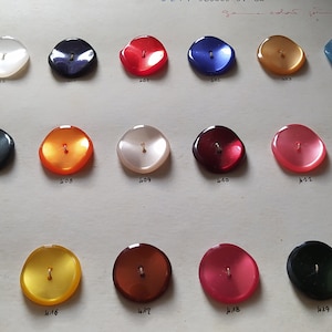 Planche à boutons pour mercerie des années 1960. 24 boutons toutes couleurs