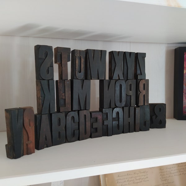 Alphabet en bois en bois avec presse antique