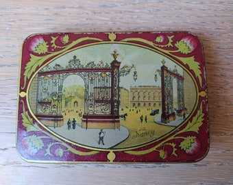 Vintage box lithographed from Place Stanislas in Nancy Au "Vieux Gourmand" 26 rue Saint Georges in  Nancy - Old cookie tin