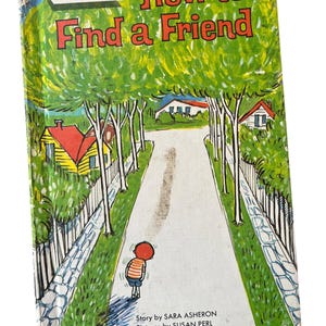 Puede incluir: Un libro vintage Wonder Books Easy Reader titulado How to Find a Friend, con una ilustración de portada de un niño caminando por una calle arbolada con casas. El libro incluye el texto Story by SARA ASHERON y Pictures by SUSAN PERL.