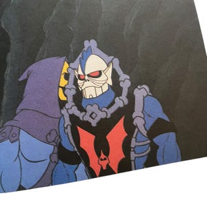 Może przedstawiać: Zestaw trzech ceramicznych misek w r&oacute;żnych rozmiarach. Miski mają nakrapianą, kremowobiałą glazurę o lekko teksturowanej powierzchni. Każda miska ma zaokrąglony kształt i minimalistyczny design.