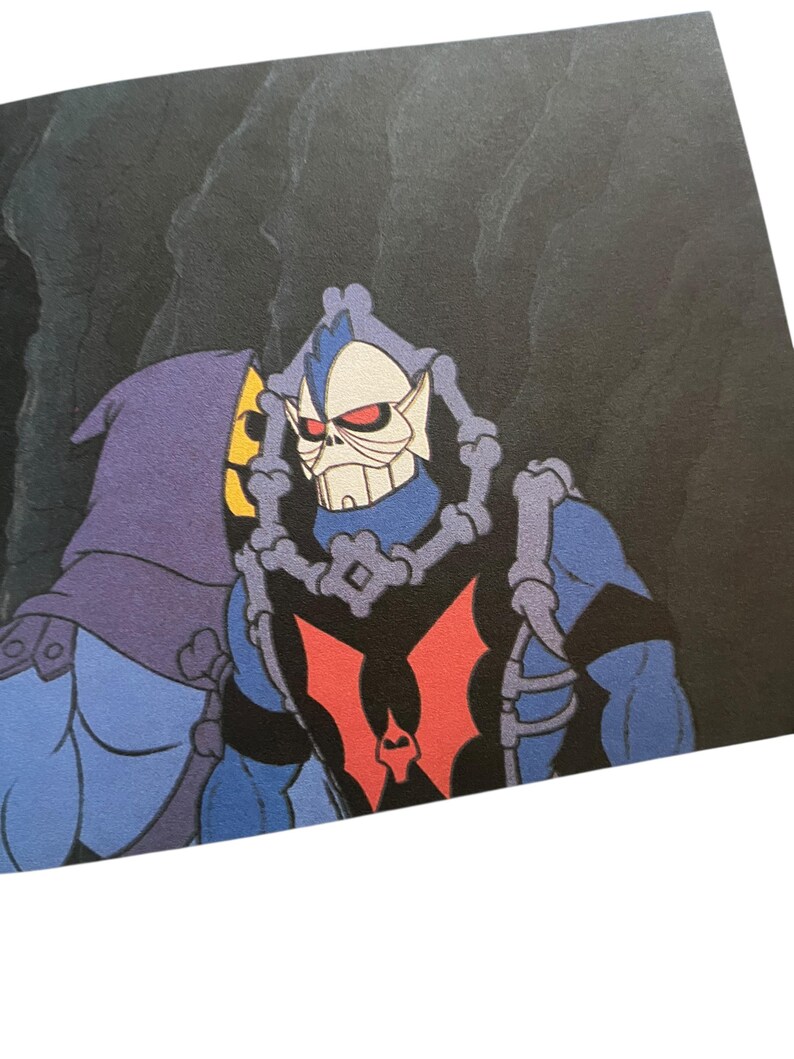 Może przedstawiać: Zestaw trzech ceramicznych misek w r&oacute;żnych rozmiarach. Miski mają nakrapianą, kremowobiałą glazurę o lekko teksturowanej powierzchni. Każda miska ma zaokrąglony kształt i minimalistyczny design.