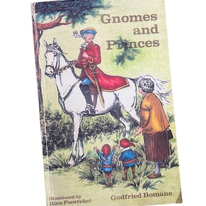 Może przedstawiać: Zabytkowa książka dla dzieci zatytułowana "Gnomes and Princes" z ilustracjami. Okładka przedstawia rysunek osoby w czerwonym płaszczu jadącej na białym koniu, z innymi postaciami na trawiastym polu. Książka jest ilustrowana przez Riena Poortvlieta.