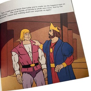 Może przedstawiać: Ilustracja z książki dla dzieci przedstawiająca dwie postacie z kresk&oacute;wek. Jedna postać, z blond włosami i r&oacute;żową kamizelką, stoi obok kr&oacute;la w koronie i niebieskiej szacie. U g&oacute;ry tekst brzmi: "Son, I want you to know..."