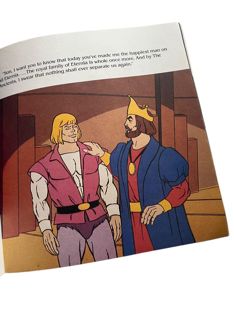 Może przedstawiać: Ilustracja z książki dla dzieci przedstawiająca dwie postacie z kresk&oacute;wek. Jedna postać, z blond włosami i r&oacute;żową kamizelką, stoi obok kr&oacute;la w koronie i niebieskiej szacie. U g&oacute;ry tekst brzmi: "Son, I want you to know..."