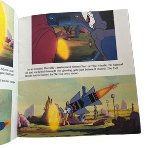 Może przedstawiać: Zestaw trzech ceramicznych kubk&oacute;w z nakrapianym, matowym wykończeniem. Kubki są w odcieniach kremu, jasnoszarym i ciemnoszarym. Każdy kubek ma prosty, minimalistyczny design i zaokrąglony uchwyt.