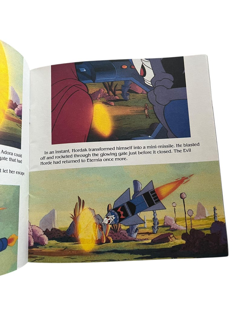 Może przedstawiać: Zestaw trzech ceramicznych kubk&oacute;w z nakrapianym, matowym wykończeniem. Kubki są w odcieniach kremu, jasnoszarym i ciemnoszarym. Każdy kubek ma prosty, minimalistyczny design i zaokrąglony uchwyt.