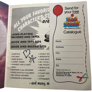 Może przedstawiać: Katalog Kid Stuff Records & Tapes w stylu vintage. Okładka przedstawia czerwoną grafikę balonu i tekst "Wyślij za darmo". Wewnątrz wyświetlana jest lista postaci takich jak Garfield, Bugs Bunny i Masters of the Universe.