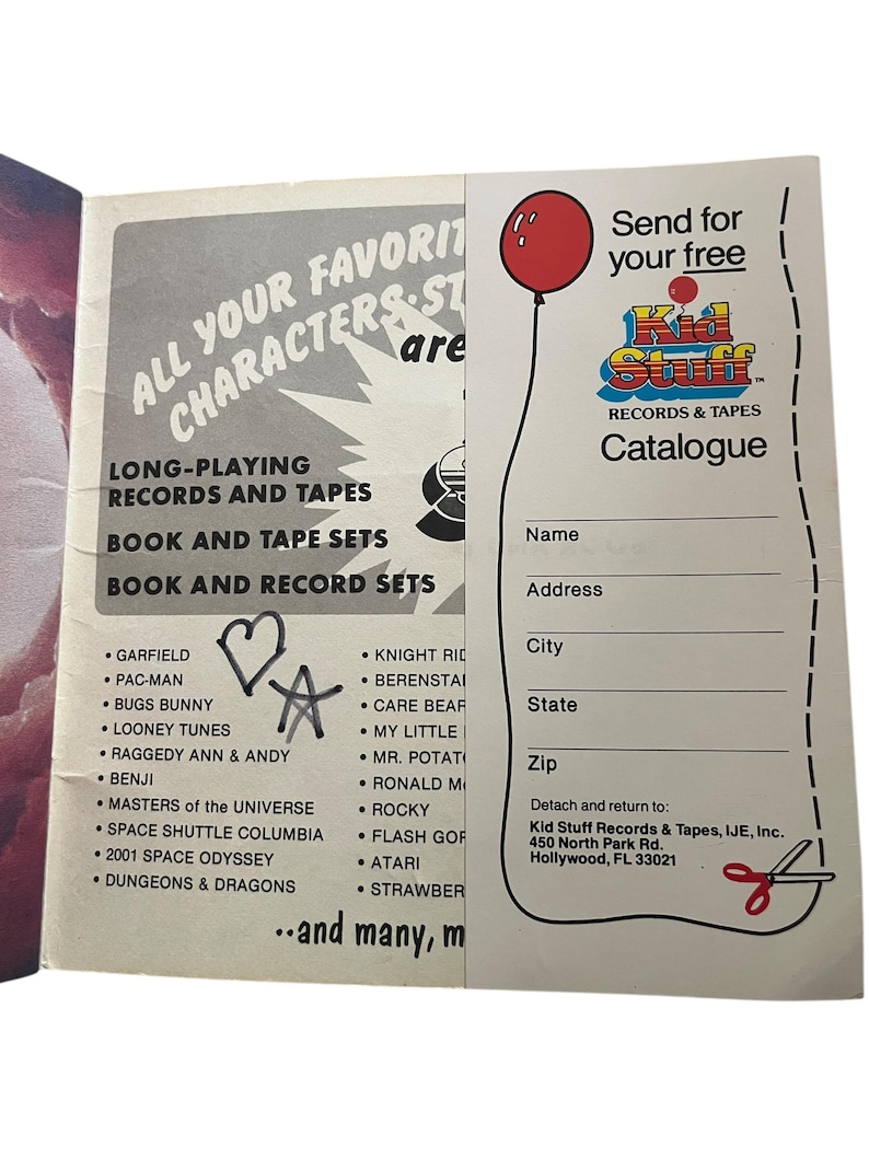 Może przedstawiać: Katalog Kid Stuff Records & Tapes w stylu vintage. Okładka przedstawia czerwoną grafikę balonu i tekst "Wyślij za darmo". Wewnątrz wyświetlana jest lista postaci takich jak Garfield, Bugs Bunny i Masters of the Universe.