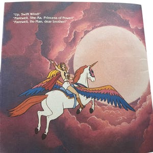 Może przedstawiać: Ilustracja She-Ry na Swift Wind, skrzydlatym jednorożcu, na tle dużego księżyca i czerwonych chmur. Obraz zawiera tekst: "Up, Swift Wind!" i "Farewell, She-Ra, Princess of Power!" i "Farewell, He-Man, dear brother!"